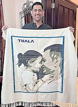 அப்புசாமியின் கைவண்ணத்தில் உருவான போர்வையுடன் தோனி.