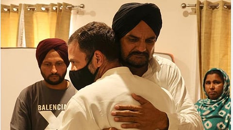 சமீபத்தில் சுட்டுக் கொல்லப்பட்ட பிரபல பஞ்சாப் பாடகர்  சித்து மூஸ் வாலாவின் சொந்த கிராமத்தில் உள்ள அவரது வீட்டுக்கு காங்கிரஸ் முன்னாள் தலைவர் ராகுல் காந்தி நேற்று சென்றார். மூஸ் வாலாவின் உறவினர்களை சந்தித்து ராகுல் ஆறுதல் கூறினார். படம்: பிடிஐ