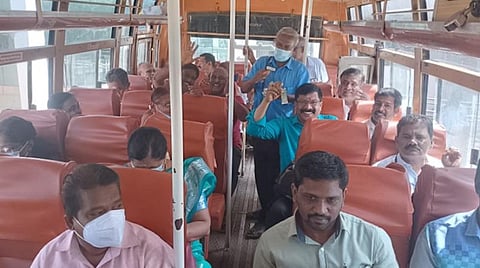 படம்: அரியலூர் மாவட்டம் கடம்பூர் கிராமத்தில் நடைபெறும் அரசு நிகழ்ச்சிக்கு அலுவலர்கள் சென்று வர ஆட்சியர் ஏற்பாடு செய்திருந்த அரசு பேருந்தில் பயணச்சீட்டு பெறும் அரசு அலுவலர்கள்.