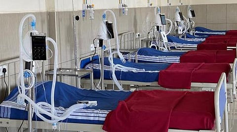 மருத்துவமனைகள் பதிவு உரிமம் பெறுவதற்கு ஆக்சிஜன், வென்டிலேட்டர் வசதிகள் கட்டாயம்: சுகாதாரத் துறை அதிகாரிகள் தகவல்