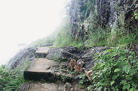 வாகப்பனை கிராமத்துக்கு செல்ல தடையாக உள்ள பாறையை அகற்ற பழங்குடியினர் கோரிக்கை