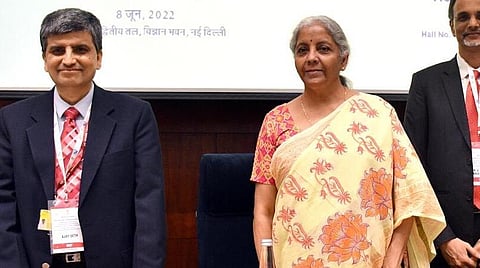 எத்தகைய சவால்களையும் எதிர்கொள்ளும் வகையில் வலுவான பொருளாதார அடித்தளம் உள்ளது - நிர்மலா சீதாராமன் பேச்சு