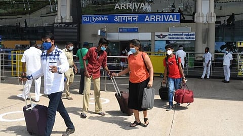 விமான நிலையங்களிலும் விமானத்திலும் முகக்கவசம் அணிவது கட்டாயம் - விமான போக்குவரத்து இயக்குநரகம் உத்தரவு