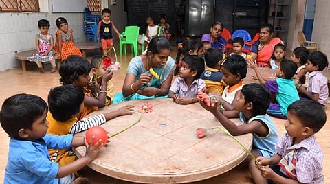 மழலையர் வகுப்புகள் அங்கன்வாடிகளுக்கு மாற்றப்படுவதால் மாணவர் சேர்க்கை சரியும் - கல்வியாளர்கள் எச்சரிக்கையும் ஆலோசனையும்