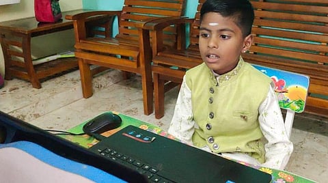 792 தமிழ், ஆங்கிலச் சொற்களைக் கூறும் திருச்செங்கோடு யுகேஜி சிறுவன்: சாதனை புத்தகத்தில் இடம்பிடிப்பு