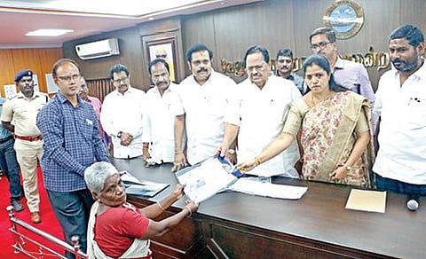 வேலூர் மாநகராட்சி அலுவலகத்தில் நேற்று நடைபெற்ற நிகழ்ச்சியில் பயனாளிக்கு பணி ஒதுக்கீடு ஆணையை வழங்கிய நீர்வளத்துறை அமைச்சர் துரைமுருகன். அருகில், மாவட்ட ஆட்சியர் குமாரவேல் பாண்டியன், நாடாளுமன்ற உறுப்பினர் கதிர்ஆனந்த், மேயர் சுஜாதா ஆனந்தகுமார், எம்எல்ஏ கார்த்திகேயன், துணை மேயர் சுனில்குமார் உள்ளிட்டோர்.