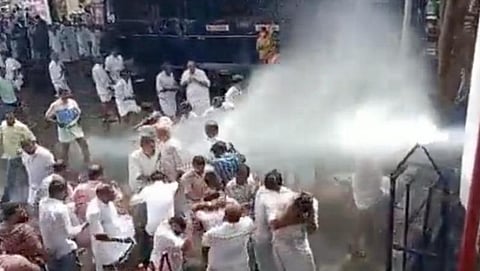 பினராயி விஜயன் ராஜினாமா கோரி காங்கிரஸ் 3-வது நாளாக போராட்டம் - போலீஸ் தடியடியால் பதற்றம்