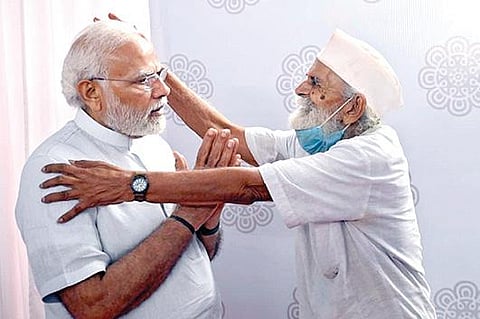 குஜராத்தின் வட்நகரில் தனது பள்ளிக் கல்வியை பிரதமர் மோடி நிறைவு செய்தார். அவருக்கு கல்வி போதித்த ஆசிரியர் ஜெகதீஷ் நாயக், நவ்சாரியில் பிரதமரை நேற்று சந்தித்தார். பிரதமர் கைகூப்பி மரியாதை செலுத்த, ஆசிரியர் அவரை ஆரத் தழுவி வாழ்த்தினார்.படம்: பிடிஐ