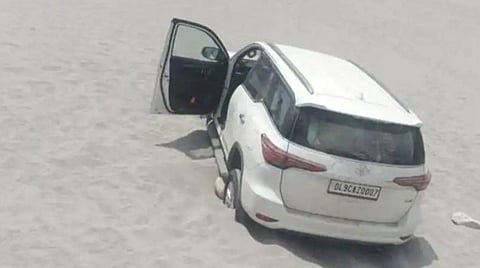 விதிமீறலுக்காக அபராதம் விதிக்கப்பட்ட கார்.