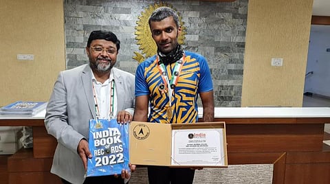 99 நகரங்களை 99 மணிநேரத்தில் காரில் கடந்து சாதனை படைத்த கோவையைச் சேர்ந்த உடற்பயிற்சியாளர்