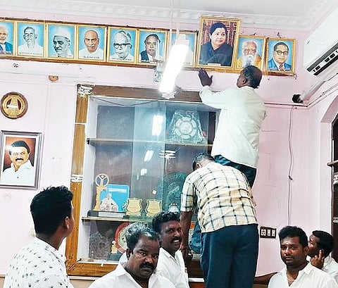 திருவண்ணாமலை வட்டாட்சியர் அறையில் இருந்து அகற்றப்பட்ட முன்னாள் முதல்வர் ஜெயலலிதா படம் மீண்டும் வைக்கப்பட்டது.