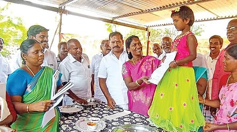 இளையான்குடி அருகே கிராம மக்கள் முயற்சியால் 27 ஆண்டுக்கு பிறகு மீண்டும் திறக்கப்பட்ட அரசு பள்ளி