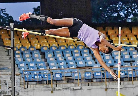 உயரம் தாண்டிய தங்கத் தாரகை!