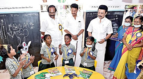 திருவள்ளூர் மாவட்டம் அழிஞ்சிவாக்கம் ஊராட்சி ஒன்றிய நடுநிலைப் பள்ளியில் ‘எண்ணும் எழுத்தும்’ திட்டத்தை முதல்வர் மு.க.ஸ்டாலின் நேற்று தொடங்கிவைத்து, மாதிரி வகுப்புகளை பார்வையிட்டார். உடன், பள்ளிக்கல்வித் துறை அமைச்சர் அன்பில் மகேஸ் பொய்யாமொழி, தமிழ்நாடு பாடநூல் கழக தலைவர் திண்டுக்கல் லியோனி ஆகியோர்.