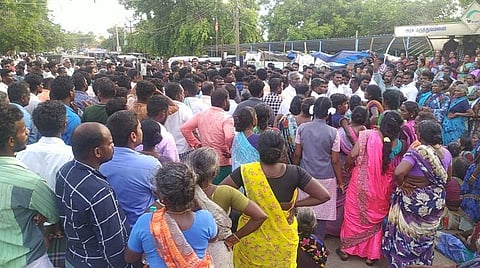 படவிளக்கம்: புதுக்கோட்டை மாவட்டம் அறந்தாங்கியில் சாலை மறியலில் ஈடுபட்டோர்.