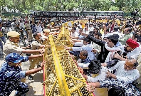 காங்கிரஸ் மூத்த தலைவர் ராகுல் காந்தியிடம், அமலாக்கப்பிரிவு அதிகாரிகள் விசாரணை நடத்துவதற்கு எதிர்ப்பு தெரிவித்து டெல்லி உள்பட நாட்டின் முக்கிய நகரங்களில் காங்கிரஸார் ஆர்ப்பாட்டம் நடத்தி வருகின்றனர். டெல்லியில் நேற்று இரும்புத் தடுப்புகளை மீறி போராட்டம் நடத்தும் காங்கிரஸ் தொண்டர்களை தடுக்கும் போலீஸார். படம்: பிடிஐ