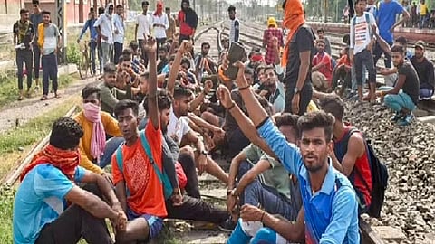 அக்னி பாதை திட்டத்தை எதிர்த்து பக்சார் பகுதியில் ஆர்ப்பாட்டத்தில் ஈடுபட்ட இளைஞர்கள்.