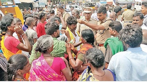 ஊர்க்காவல் படை வீரரை கொல்ல முயற்சி: ராஜபாளையத்தில் உறவினர்கள் சாலை மறியல்