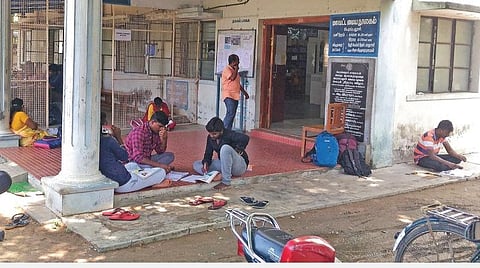 பெரம்பலூர் மாவட்டத்தில் இடநெருக்கடியால் வாசகர்கள் அவதி: இடவசதி இல்லாத நூலகங்கள் விரிவுபடுத்த உரிய நடவடிக்கை எடுக்க வலியுறுத்தல்