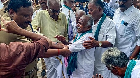 விவசாயிகள் ஆர்ப்பட்டம் | படங்கள்:  ஆர்.வெங்கடேஷ்