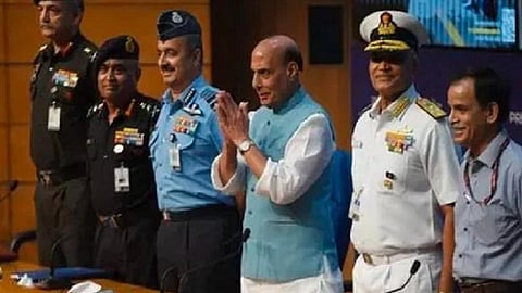 அக்னி பாதை எதிர்ப்பு | பாதுகாப்புப் படை தளபதிகளுடன் ராஜ்நாத் சிங் அவசர ஆலோசனை