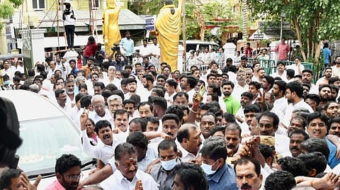 அதிமுக தலைமை அலுவலகத்தில் இன்று.