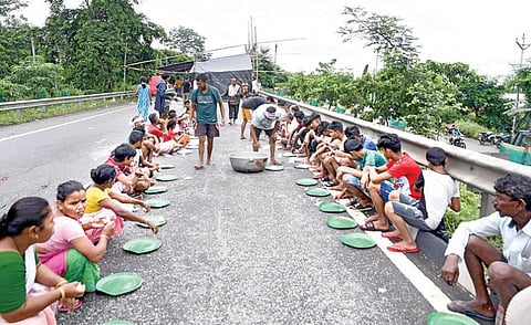 அசாம் மாநிலத்தின் கம்ரப் மாவட்டத்தில் வெள்ளத்தால் பாதிக்கப்பட்ட மக்கள்,  ராங்கியா என்ற இடத்துக்கு அருகேயுள்ள முகாமில் தங்க வைக்கப்பட்டுள்ளனர். அவர்களுக்கு நேற்று உணவு பரிமாறப்பட்டது.  படம்: பிடிஐ.