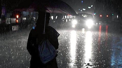 சென்னை மற்றும் அதன் புறநகர் பகுதிகளில் மழை | சமூக வலைதளங்களில் படங்களை பகிர்ந்த நெட்டிசன்கள்