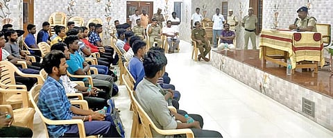 ஆரணியில் நேற்று நடந்த இளைஞர்களுக்கான விழிப்புணர்வு கூட்டத்தில் பேசும் திருவண்ணாமலை மாவட்ட காவல் கண்காணிப்பாளர் மருத்துவர் கார்த்திகேயன்.