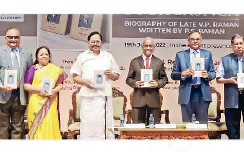 தமிழக முன்னாள் தலைமை வழக்கறிஞர் மறைந்த வி.பி.ராமன் குறித்து அவரது மகன் பி.எஸ்.ராமன் எழுதிய ‘மகுடம் மறுத்த மன்னன்’ என்ற தலைப்பிலான தமிழ், ஆங்கில நூல்களை உச்ச நீதிமன்ற நீதிபதி வி.ராமசுப்பிரமணியன். அமைச்சர் துரைமுருகன் வெளியிட, வி.பி.ராமனின் மனைவி கல்பகம் ராமன் பெற்றுக்கொண்டார். உடன், கிராண்ட் மாஸ்டர் கேஆர்என் மேனன், இந்தியா சிமென்ட்ஸ் மேலாண் இயக்குநர் என்.சீனிவாசன், நூலாசிரியர் பி.எஸ்.ராமன், அவரது சகோதரர்கள் மோகன்ராம், ரகுராமன் ஆகியோர். படம்: பு.க.பிரவீன்