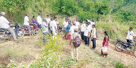 தமிழக-ஆந்திர மாநிலத்தை இணைக்கும் பழைய ராணுவ சாலையை நேற்று ஆய்வு செய்த ஆம்பூர் எம்எல்ஏ அ.செ.வில்வநாதன் உள்ளிட்ட ஆய்வுக்குழுவினர்.