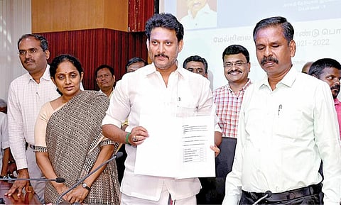 பிளஸ் 2 பொதுத்தேர்வு முடிவுகளை பள்ளிக்கல்வித் துறை அமைச்சர் அன்பில் மகேஸ், அண்ணா நூற்றாண்டு நூலகக் கூட்டரங்கில் நேற்று வெளியிட்டார். உடன், துறை செயலாளர் காகர்லா உஷா மற்றும் உயர் அலுவலர்கள் உள்ளிட்டோர்.படம்: பு.க.பிரவீன்