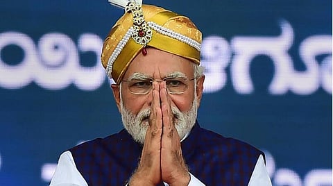 கர்நாடக தலைநகர் பெங்களூருவில் கொம்மகட்டா மைதானத்தில் நேற்று நடைபெற்ற விழாவில் பிரதமர் நரேந்திர மோடி பங்கேற்றார். அப்போது அந்த மாநிலத்தின் பாரம்பரிய தலைப்பாகையை அவர் அணிந்திருந்தார்.  படம்: பிடிஐ