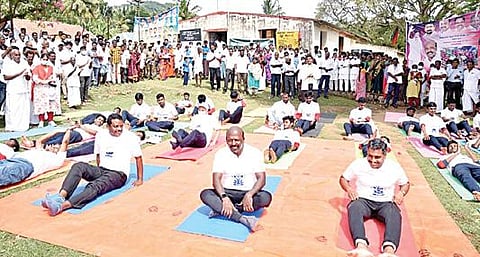 ராசிபுரம் அருகே கெடமலையில் மாணவ, மாணவியருடன் யோகா பயிற்சி செய்த அமைச்சர் மா.சுப்பிரமணியன்.