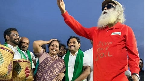 கோவையில் சத்குருவுக்கு அளிக்கப்பட்ட வரவேற்பு நிகழ்வில் வானதி சீனிவாசன் உள்ளிட்டோர்.