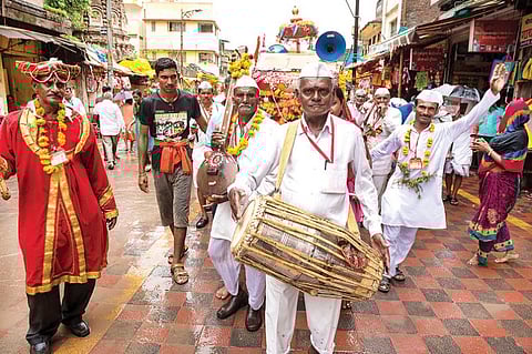 தாசர்களின் பாதுகைகளுடன் ஒரு பாதயாத்திரை