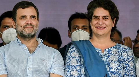 மத்திய அரசின் அக்னிபாதை திட்டத்துக்கு எதிராக காங்கிரஸ் சார்பில் டெல்லியில் உள்ள கட்சியின் தலைமையகத்தில் நேற்று சத்தியாகிரக போராட்டம் நடைபெற்றது. இதில் காங்கிரஸ் தலைவர்கள் ராகுல் காந்தி, பிரியங்கா காந்தி வதேரா. படம்: பிடிஐ