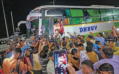 குஜராத் மாநிலம் சூரத்திலுள்ள நட்சத்திர ஓட்டலில் இருந்து நேற்று அசாம் மாநிலம் குவாஹாட்டிக்குச் செல்ல பஸ் மூலம் விமான நிலையம் புறப்பட்ட சிவசேனா அதிருப்தி எம்எல்ஏக்கள். (உள்படம்) ஃபேஸ்புக்கில் மக்களிடையே உரையாற்றும் முதல்வர் உத்தவ் தாக்கரே.படங்கள்: பிடிஐ