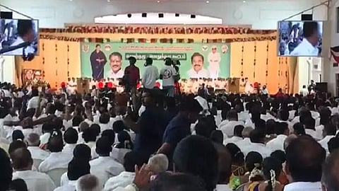 மண்டபத்தில் எழுப்பப்பட்ட 'எடப்பாடியார் வாழ்க' கோஷம்: அமைதிப்படுத்திய முன்னாள் அமைச்சர்கள்