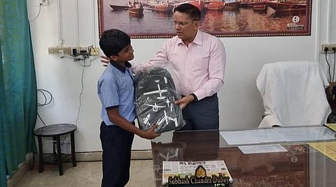 தெருவிளக்கில் படித்த ஏழை சிறுவன் - சொந்த செலவில் பள்ளியில் சேர்த்து உதவிய வாரணாசி போலீஸ் அதிகாரி