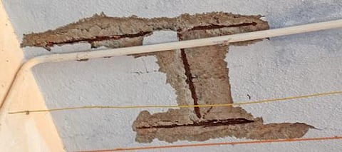 முதுகுளத்தூர் அருகே சேதமடைந்த பள்ளி கட்டிடத்தின் மேற்கூரை.