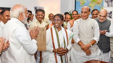 பாஜக தலைமையிலான தேசிய ஜனநாயக கூட்டணியின் குடியரசுத் தலைவர் வேட்பாளர் திரவுபதி முர்மு, டெல்லியில் நேற்று வேட்புமனு தாக்கல் செய்தார். உடன் பிரதமர் நரேந்திர மோடி, மத்திய அமைச்சர்கள் ராஜ்நாத் சிங், அமித் ஷா, அதிமுக ஒருங்கிணைப்பாளர் ஓ.பன்னீர்செல்வம், மாநிலங்களவை அதிமுக எம்.பி. தம்பிதுரை உள்ளிட்டோர் உள்ளனர்.படம்: பிடிஐ