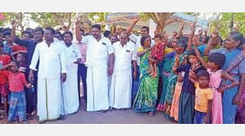 திருப்புல்லாணி அருகே ஆண்டித்தேவன்வலசையில் அதிமுக இணை ஒருங்கிணைப்பாளர் பழனிசாமிக்கு எதிர்ப்பு தெரிவித்து, ஆர்ப்பாட்டத்தில் ஈடுபட்ட ஓபிஎஸ் ஆதரவாளர்கள்.