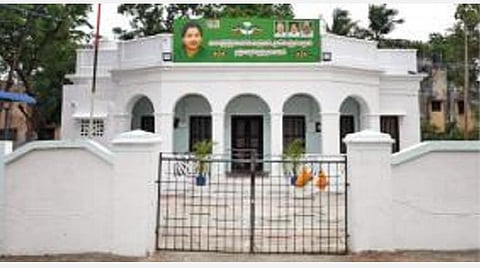 தஞ்சாவூர் சிவாஜி நகரில் பூட்டப்பட்டுள்ள அதிமுக தெற்கு மாவட்ட அலுவலகம்