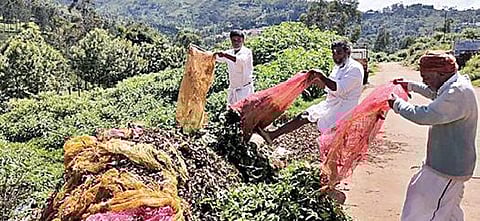 நீலகிரி மாவட்டம் கோத்தகிரியில் தொழிற்சாலைகள் கொள்முதலை நிறுத்தியதால், பசுந்தேயிலையை சாலையோரம் கொட்டிய விவசாயிகள்.