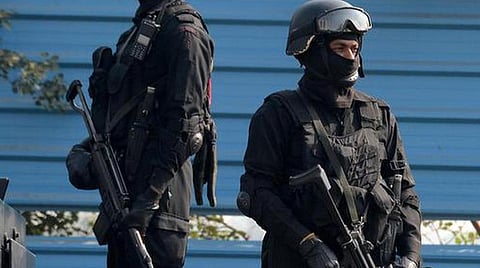 சிவசேனா அதிருப்தி எம்எல்ஏக்கள் 15 பேரின் வேண்டுகோளின்படி அவர்களின் வீடுகளுக்கு மத்திய ரிசர்வ் போலீஸ் படையின் (சிஆர்பிஎப் ஒய் பிளஸ் பாதுகாப்பு வழங்க மத்திய உள்துறை அமைச்சகம் உத்தரவிட்டது. இதையடுத்து எம்எல்ஏ சதா சர்வாங்கர் வீட்டு முன்பு நேற்று பாதுகாப்புக்கு நிறுத்தப்பட்டிருந்த சிஆர்பிஎப் கமாண்டோக்கள்.படம்: பிடிஐ