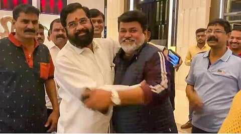 மகாராஷ்டிர அரசு பெரும்பான்மை இழந்து விட்டது; உச்ச நீதிமன்றத்தில் ஏக்நாத் ஷிண்டே மனு