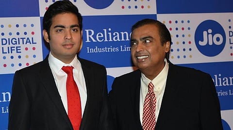 ஆகாஷ் அம்பானியுடன் முகேஷ் அம்பானி