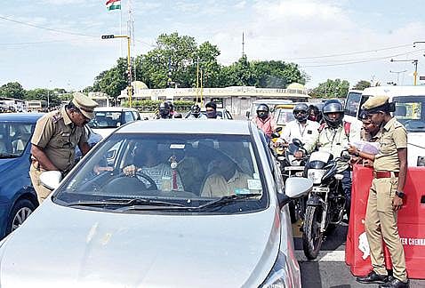 சென்னையில் தலைமைச் செயலகம் அருகே போர் நினைவுச்  சின்னம் பகுதியில் நேற்று வாகன சோதனை நடத்திய போலீஸார்.  படம்: ம.பிரபு