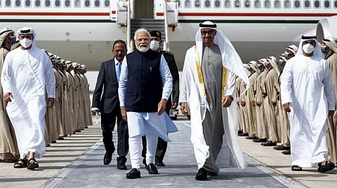 ஐக்கிய அரபு அமீரகத்தின் தலைநகர் அபுதாபிக்கு நேற்று சென்ற பிரதமர் நரேந்திர மோடியை, அந்நாட்டு அதிபர் ஷேக் முகமது விமானநிலையத்துக்கு நேரடியாக வந்து, வரவேற்று அழைத்துச் சென்றார். படம்: பிடிஐ